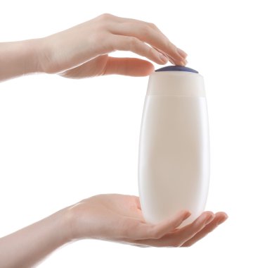Kozmetik şişe ile eller