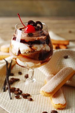 Cam, ahşap arka plan üzerinde leziz tiramisu tatlısı