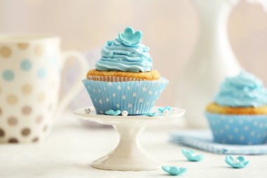 açık renkli tablo üzerinde lezzetli kek