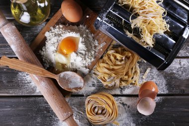 Metal pasta maker Makina ve makarna üzerine ahşap arka plan için malzemeler