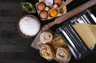 Metal pasta maker Makina ve makarna üzerine ahşap arka plan için malzemeler