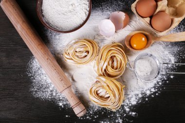 Ham ev yapımı makarna ve makarna üzerine ahşap arka plan için malzemeler