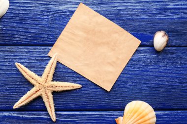 Kart boş deniz yıldızı ve kabukları ahşap arka plan üzerinde