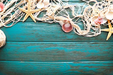 Ahşap zemin üzerinde deniz yıldızları ve kabuklar