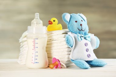 Gri arkaplanda bebek aksesuarları