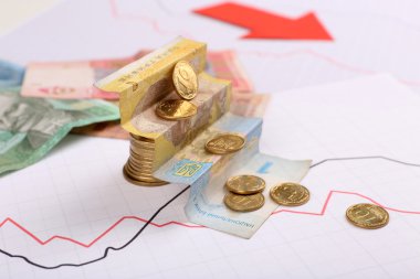 Para ve grafik belgesi üzerinde kırmızı ok kapat