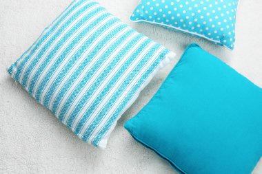 Ekose üzerinde dekoratif yastıklar