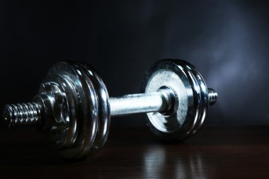 Koyu arka plan üzerinde ahşap zemin üzerinde halter