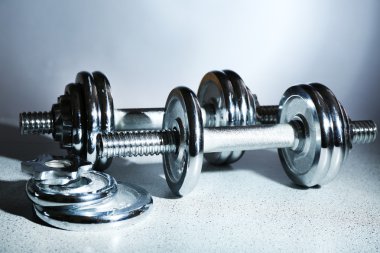 Gri arka plan üzerinde halter