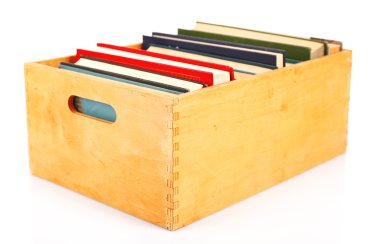 Ahşap kutu üzerinde beyaz izole kitaplarda