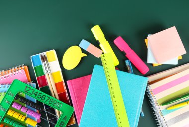 Blackboard arka plan üzerinde parlak okul malzemeleri