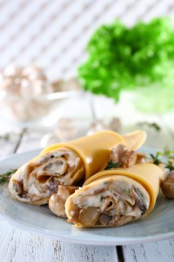 Krem ve ahşap masa, closeup mantarlı krep