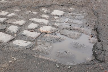 Çok kötü kalite yol çukurların ve su birikintileri