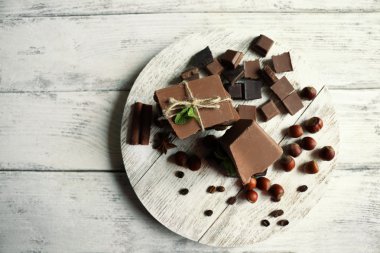 Ahşap masa, üstten görünüm çikolata kümesi
