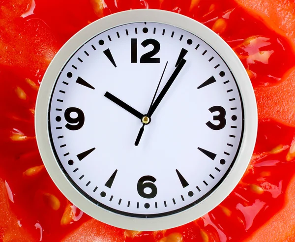 Orologio da pranzo con pomodoro come sfondo. Concetto di cibo sano — Foto Stock