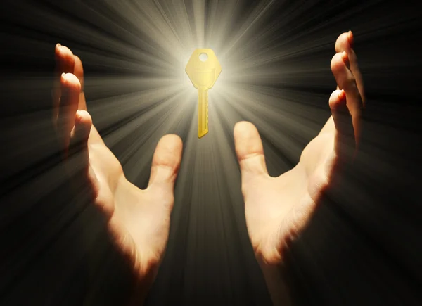 Female hands with key on dark background — Stock Photo, Image