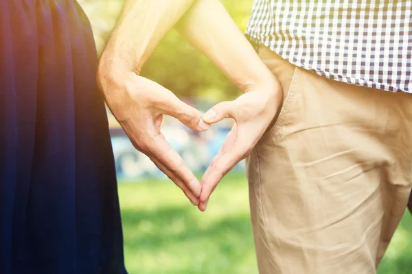 Älskande par anläggning händer i form av hjärta, närbild — Stockfoto