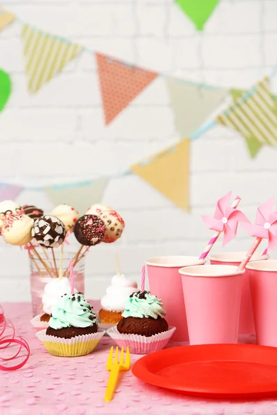 Mesa de cumpleaños preparada para fiesta de niños —  Fotos de Stock