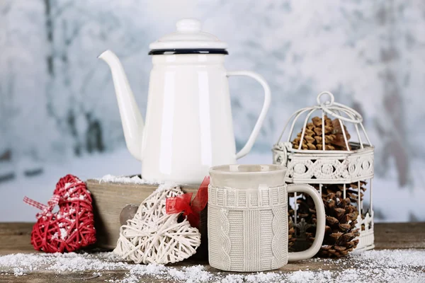 Composición invernal con bebida caliente sobre fondo natural —  Fotos de Stock