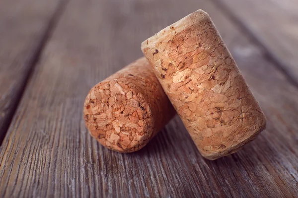 Wijnkurken op rustieke houten planken achtergrond — Stockfoto