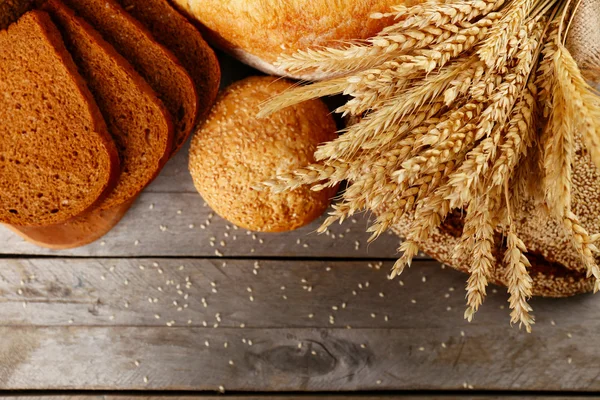 Inny chleb z uszami na drewniane tła — Zdjęcie stockowe