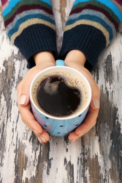 Kobiece ręce trzymające filiżankę kawy — Zdjęcie stockowe