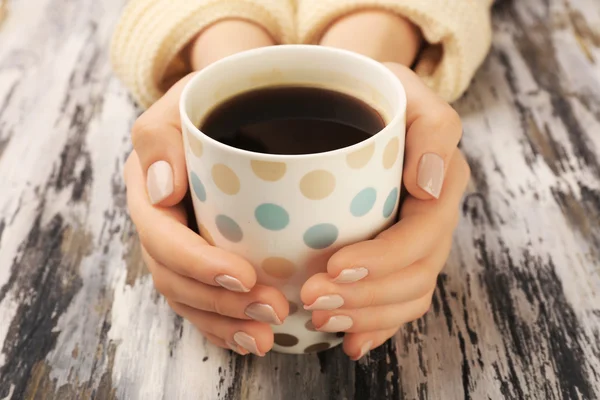 Mains féminines tenant une tasse de café — Photo