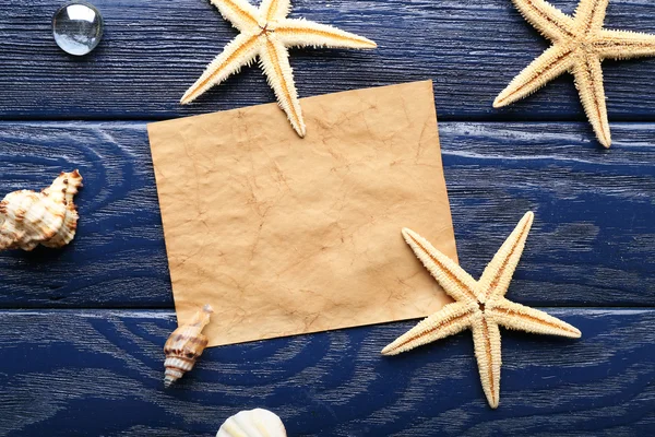 Card blank with sea stars and shells on wooden background — Stock Photo, Image