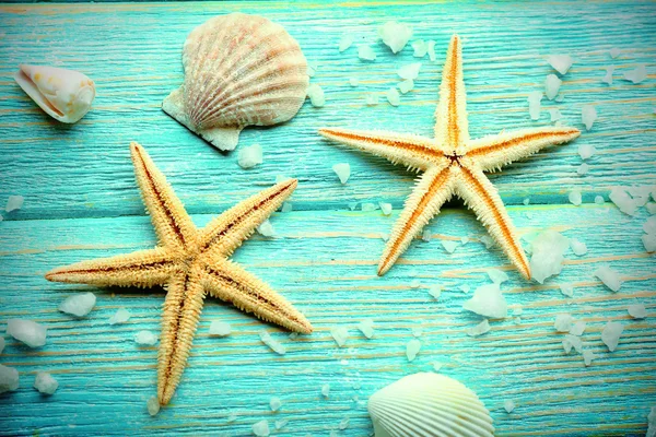 Sea stars and shells on wooden background — Stock Photo, Image