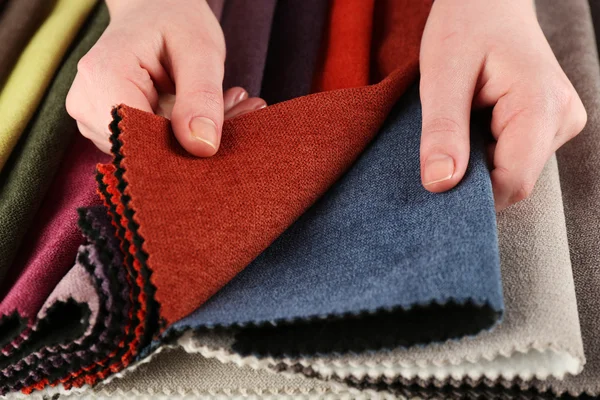 Mujer elige restos de tejido de color en la mesa de cerca — Foto de Stock