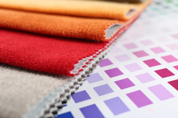 Обрывки цветной ткани с палитрой крупным планом — стоковое фото