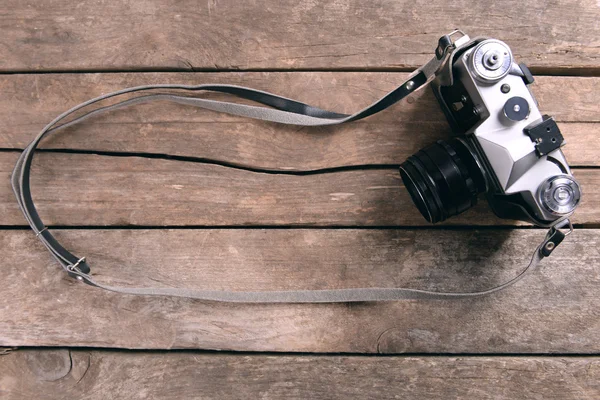 กล้องย้อนยุคเก่าบนพื้นหลังไม้ชนบท — ภาพถ่ายสต็อก