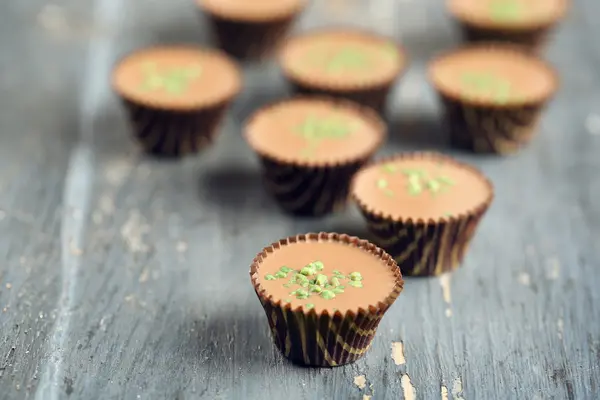 Smaklig choklad godis på träbord — Stockfoto