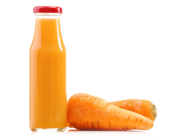 Bottiglia di vetro di succo fresco sano con carota isolata su bianco — Foto Stock