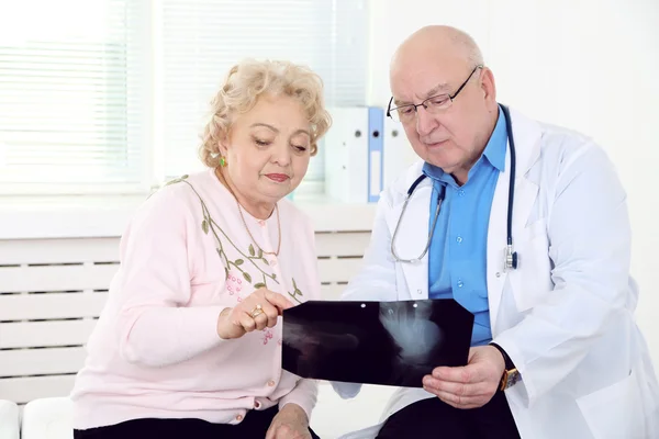 Doctor and patient in hospital clinic — Stock Photo, Image