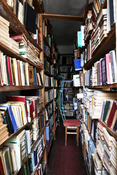 Många böcker om bokhyllan i biblioteket — Stockfoto