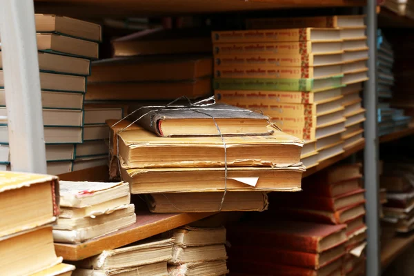 Muchos libros en estantería en la biblioteca —  Fotos de Stock