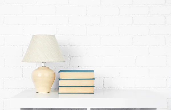 Étagère en bois avec livres et lampe — Photo
