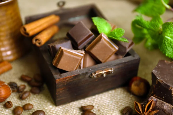 Still life with set van chocolade op jute doek, close-up — Stockfoto