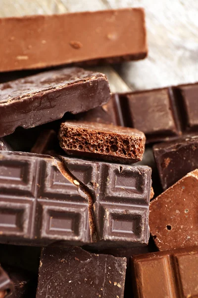 Set di cioccolato sul tavolo di legno, primo piano — Foto Stock