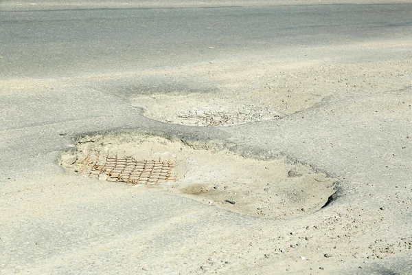 Estrada de má qualidade com buracos — Fotografia de Stock