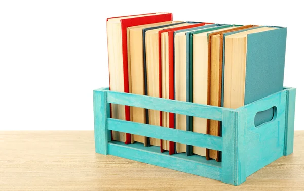 Boeken in houten doos geïsoleerd op wit — Stockfoto