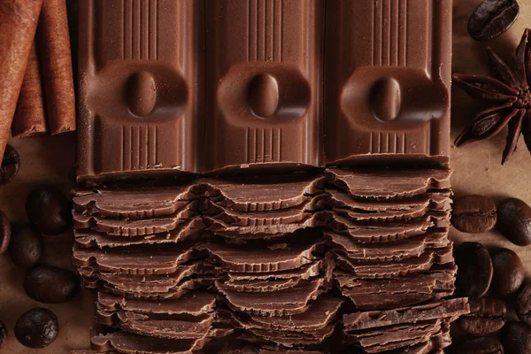 Hakket sjokolade på pergament, nærbilde – stockfoto