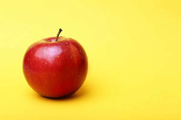 Apple on color background — Stock Photo, Image