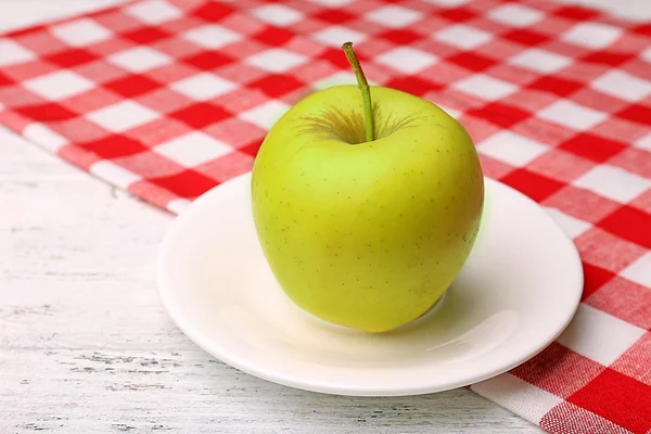 Äpple på tefat med servett — Stockfoto