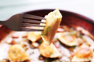 Kızarmış köfte soğan ve pastırma ile