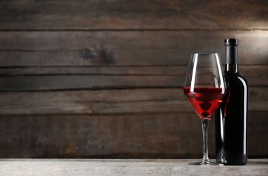 Camlı şarap şişesi.