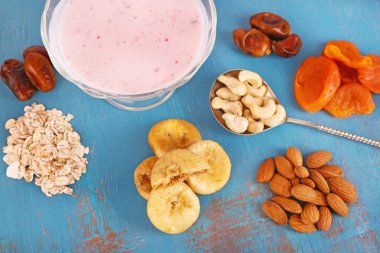 kurutulmuş meyve ve fındık rengi ahşap arka plan üzerinde ile sağlıklı kahvaltı