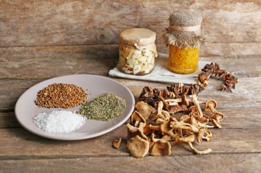 mantar ile baharat ahşap arka plan üzerinde kurutulmuş