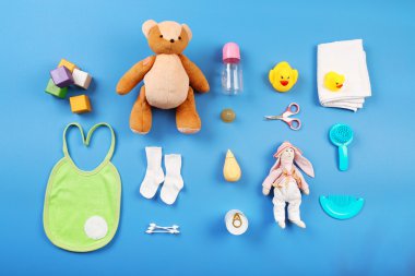 Mavi arka plan bebek koleksiyonu